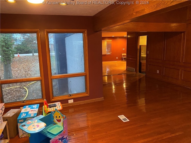 rec room with hardwood / wood-style floors