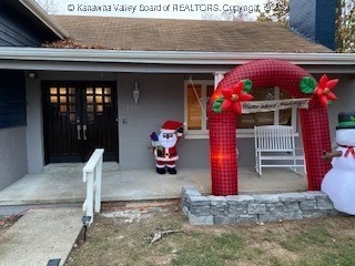 property entrance with covered porch