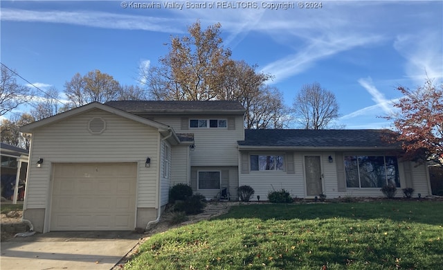 view of front facade featuring a front yard and a garage