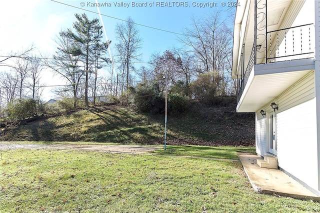 view of yard featuring a balcony