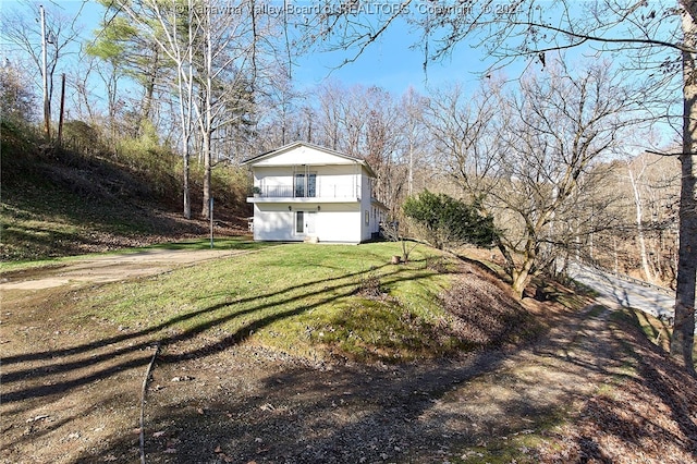 view of yard with a balcony