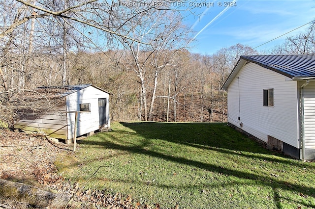 view of yard featuring a storage unit