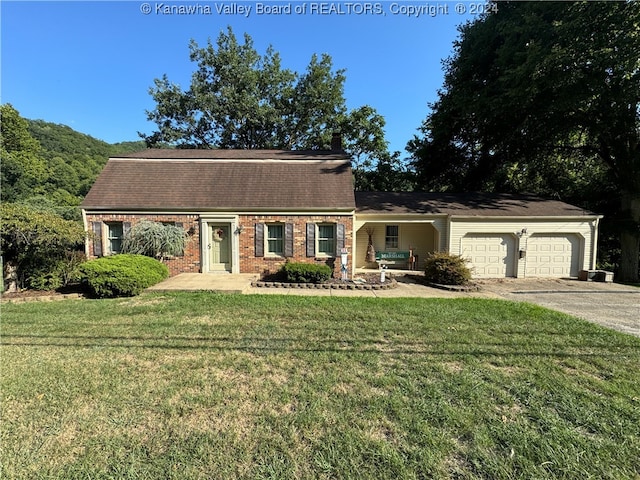 view of front of home featuring a garage and a front yard