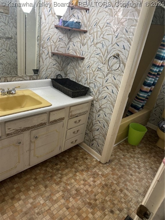 bathroom with a shower with shower curtain and vanity