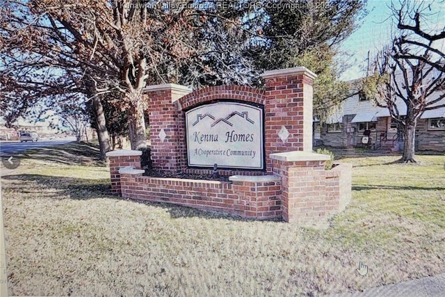 community / neighborhood sign featuring a lawn