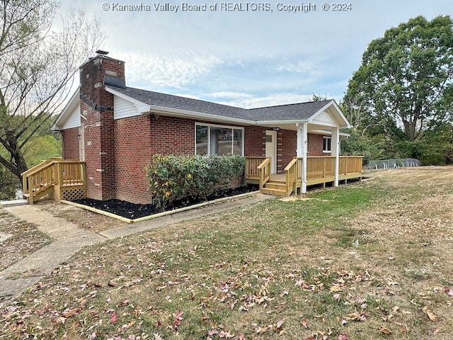 view of front of house with a front yard