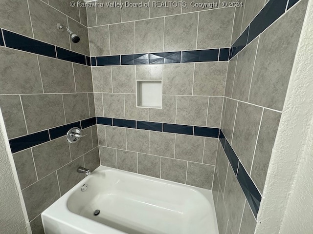 bathroom with tiled shower / bath combo