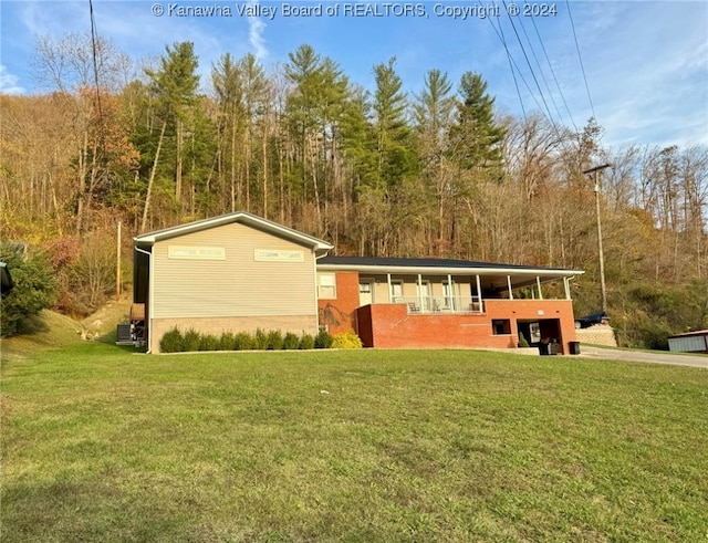 view of front facade featuring a front yard and a carport