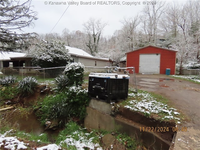 view of yard with a garage and an outdoor structure