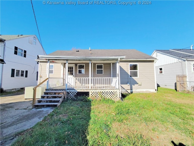 view of front of house featuring covered porch and a front yard