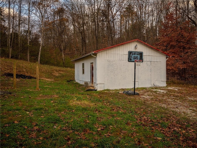 view of outdoor structure featuring a yard