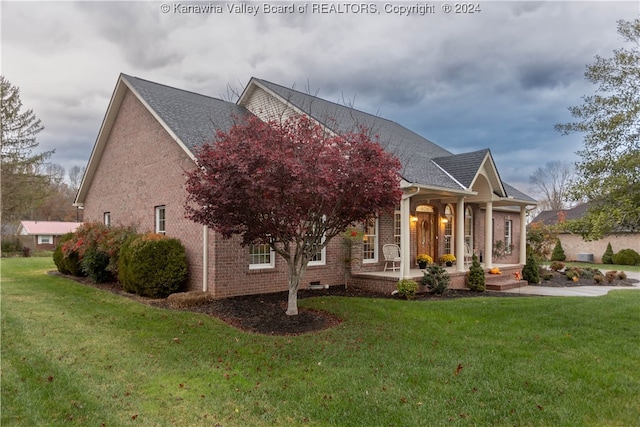 view of front of home featuring a porch and a front yard