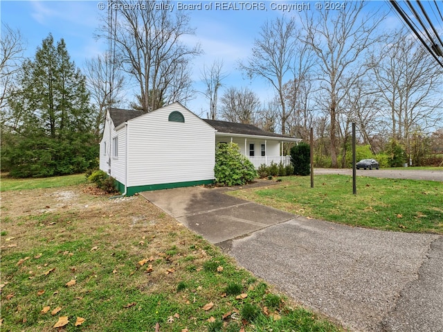 view of front of home featuring covered porch and a front lawn