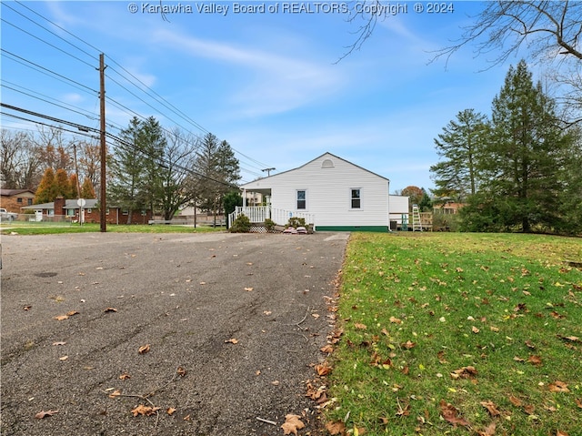 view of side of property featuring a lawn