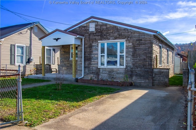 view of front of property featuring a front yard and a porch