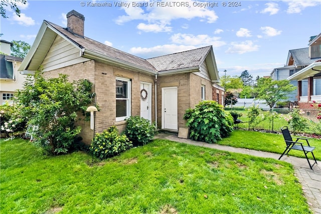 view of front of house featuring a front yard