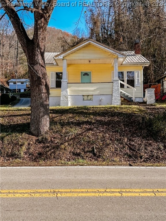 view of front of property featuring covered porch