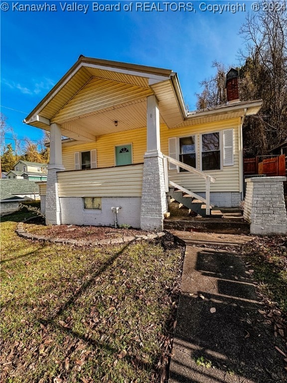 view of front of home featuring a front lawn and covered porch