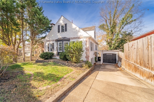 view of front facade with a front yard