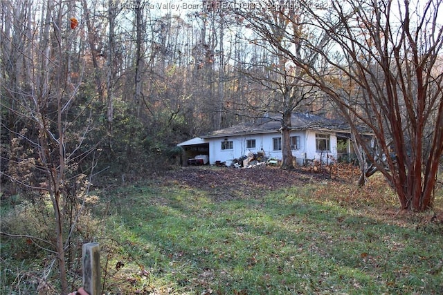 view of front of house featuring a front lawn