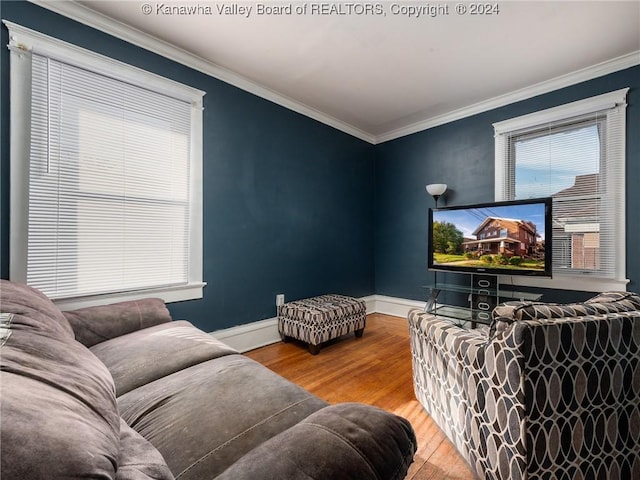 1515 Lee St E, Charleston, WV 25311 - living room featuring hardwood / wood-style floors and crown molding