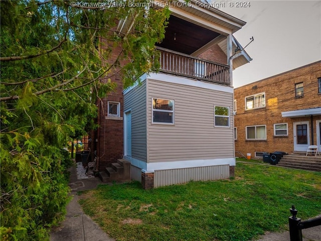 1515 Lee St E, Charleston, WV 25311 - view of side of home with a yard and a balcony