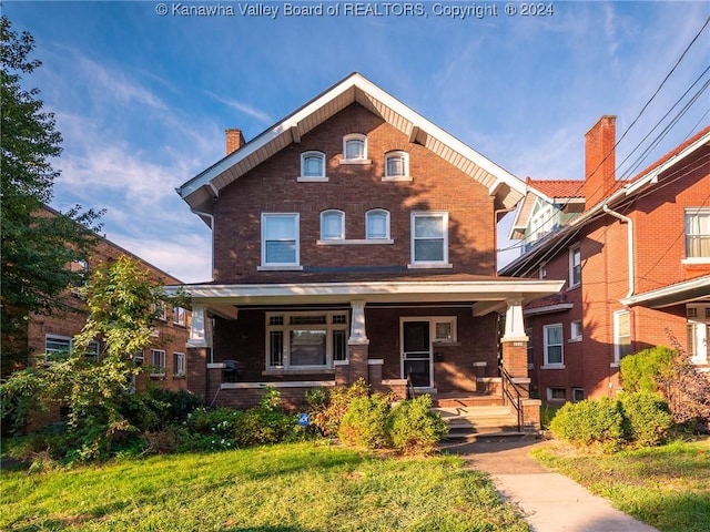 view of front of property featuring a front yard and a porch