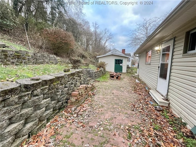 view of yard with a shed