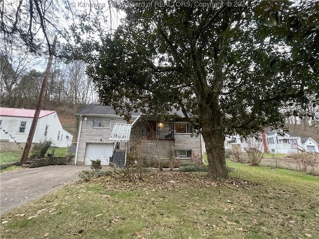 view of front facade with a garage and a front lawn