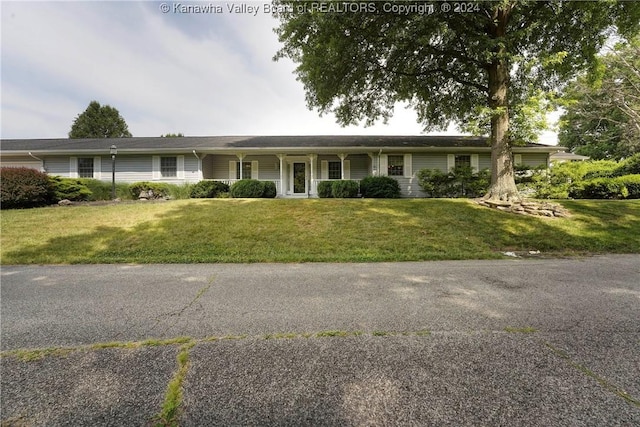 ranch-style house featuring a front yard