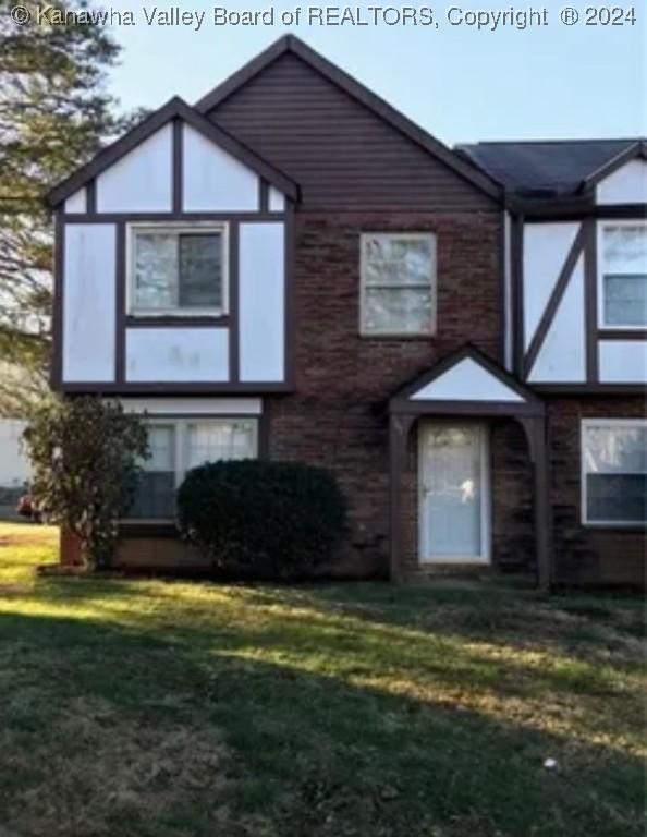 view of front of property with a front yard