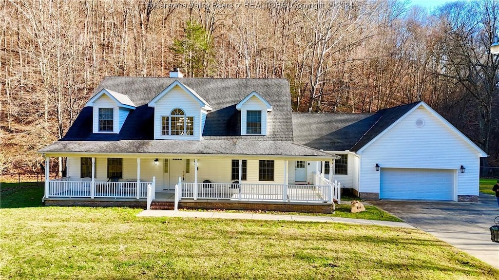 view of front of property featuring a front yard and a garage