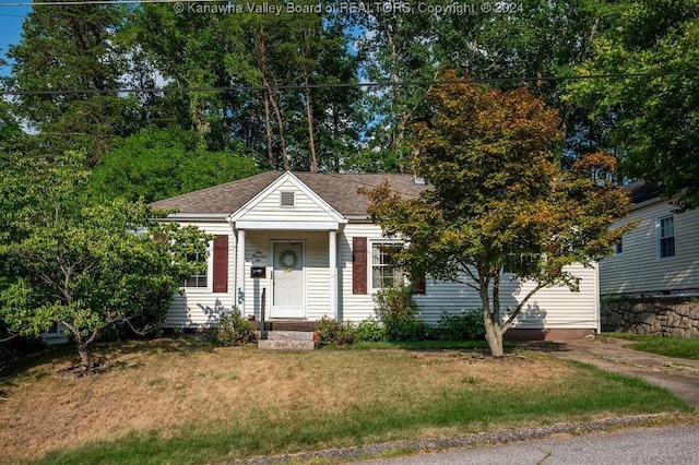 view of front facade featuring a front lawn