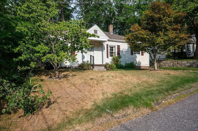 view of front of home featuring a front lawn