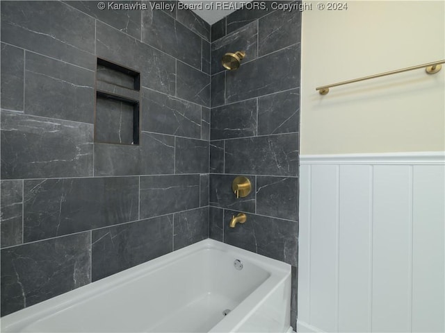 bathroom featuring tiled shower / bath combo