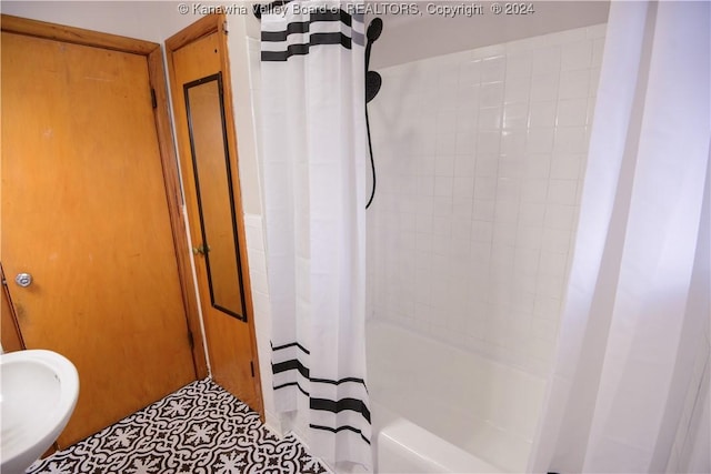 bathroom featuring shower / tub combo