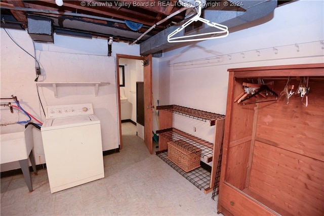 basement with washer / dryer