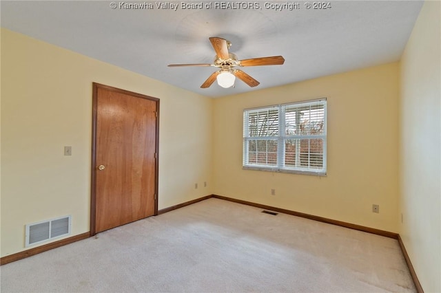 unfurnished room with light carpet and ceiling fan