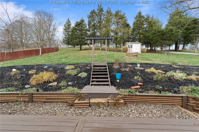 view of yard featuring a storage shed