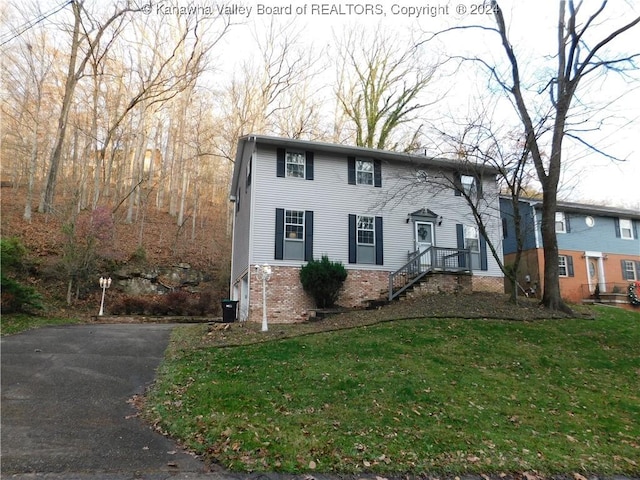 view of front facade with a front yard