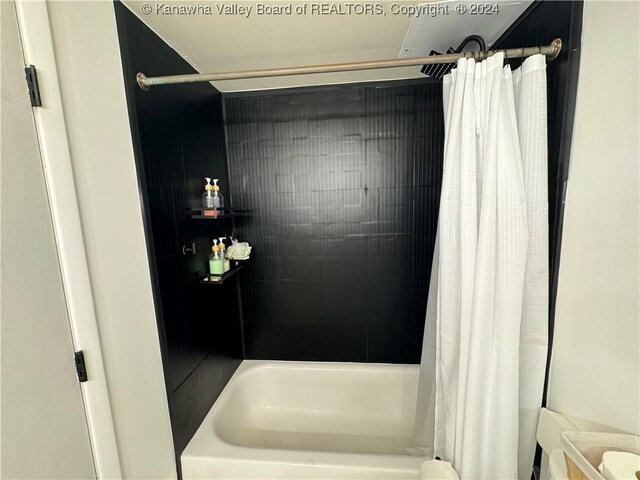 bathroom with shower / bath combo with shower curtain