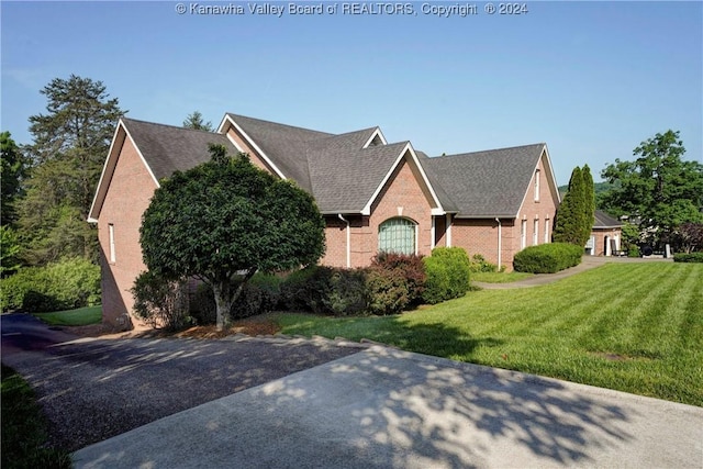 view of front of home featuring a front lawn