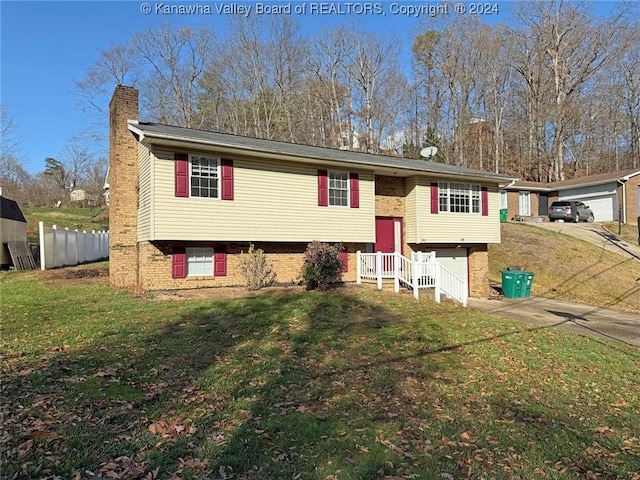 split foyer home with a front yard