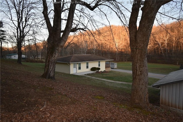 view of yard at dusk