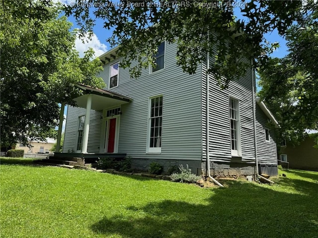 exterior space featuring a front yard