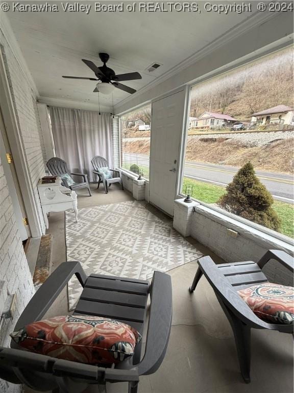 sunroom with ceiling fan