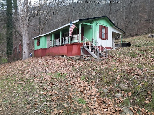 view of front of property featuring a porch