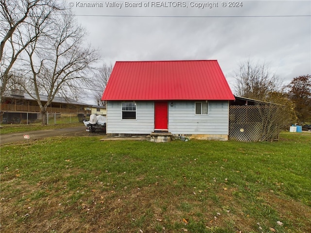 view of front of home with a front lawn