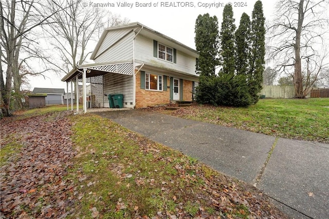 view of front of property featuring a front lawn