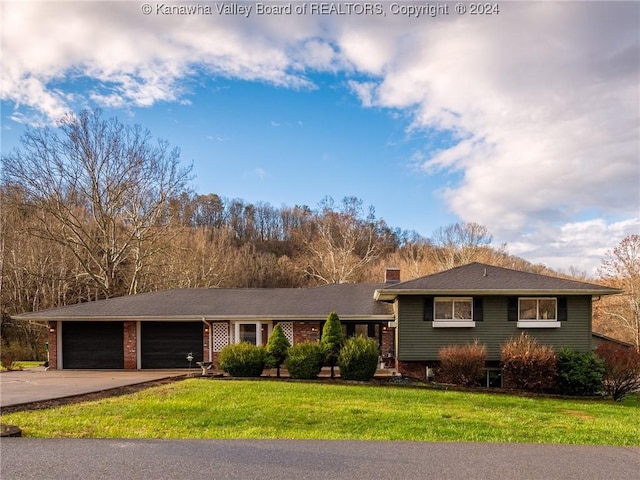 view of front of home featuring a front yard and a garage